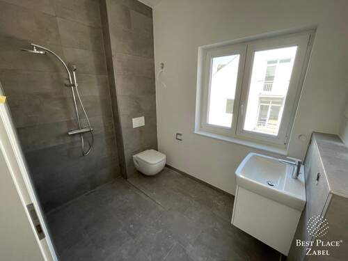 Modernes Badezimmer - 2 Zimmer Etagenwohnung zum Kaufen in München