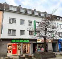 Bestlage Fußgängerzone: Ertragstarkes Wohn-Geschäftshaus mit solventem Ankermieter, 6 Wohneinheiten und 9 Garagen - Duisburg Wanheimerort
