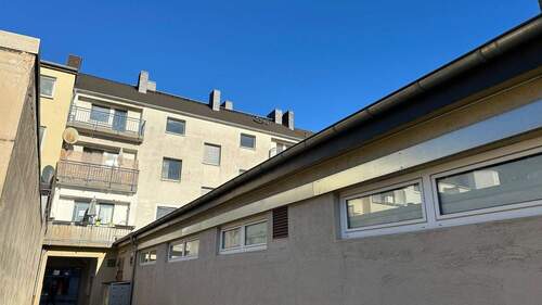 Rückseite des Hauses mit Balkonen und Anbau - 