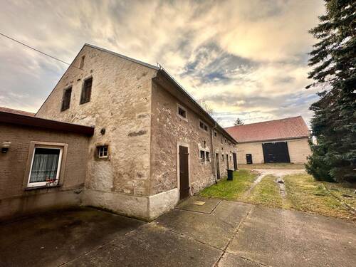 Wirtschaftsgebäude mit Blick auf die Scheune - Einfamilienhaus mit 1,30 m² in Dresden zum Kaufen
