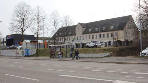 Bushaltestelle gegenüber - 