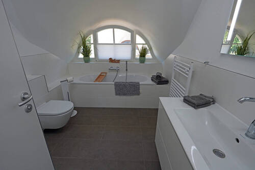 Tageslichtbad mit Dusche + Wanne - 