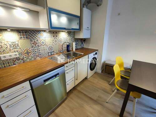 Küche ist mit Spül- und Waschmaschine ausgestattet - 5 Zimmer Etagenwohnung in Nürnberg