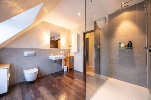 modernes Duschbad - 