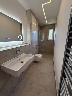 Badezimmer mit Fenster - 4 Zimmer Etagenwohnung zum Kaufen in Neumünster