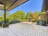 Terrasse halb überdacht mit Garten - 