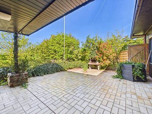 Terrasse halb überdacht mit Garten - 