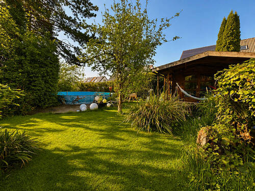 Gartenansicht zum Pool und Gartenhaus - 