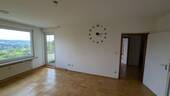 Wohnzimmer mit Balkonaustritt - 