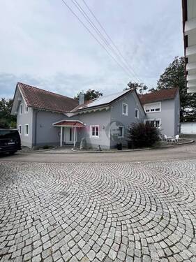 Aussenansicht Haus 1 & Haus 2 - Idyllisches Anwesen: Großes Grundstück mit Zwei Häusern und weitläufigen Gärten in Ruhiger Lage.