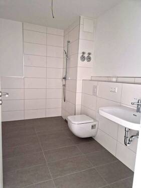 Großes Badezimmer mit Dusche - 