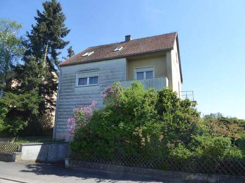 Bild1 - Geräumiges Zweifamilienhaus in Ortsrandlage - jetzt verfügbar!