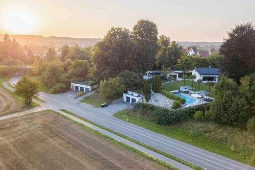 Luftaufnahme - 9 Zimmer Einfamilienhaus zum Kaufen in Neusäß