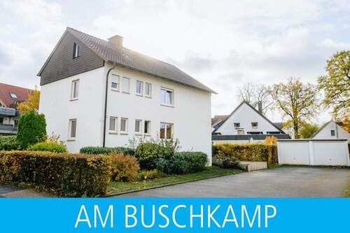 Ansicht - Gepflegt mit Möglichkeiten! Zweifamilienhaus mit Garagen