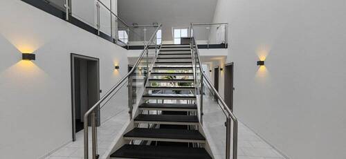 Treppenhaus - Büro mit 230,00 m&sup2; in Neuburg am Inn zur Miete