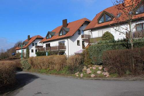 Bild 1 - Stilvoll wohnen im Grünen - modern renovierte 2-Raum-Wohnung mit Balkon & Einbauküche