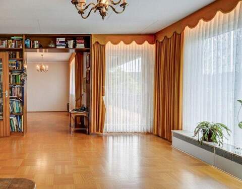 Wohnbereich mit Blick in den Essbereich (unmöbliert) - 