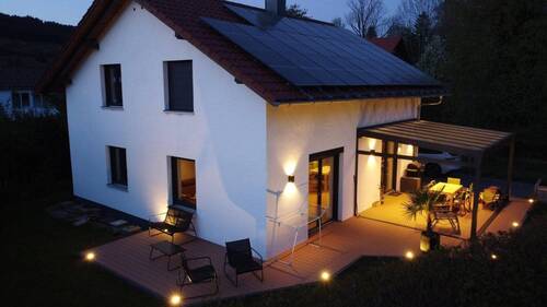 Hausansicht - Hochwertig energetisch saniertes Einfamilienhaus mit Garten und Terrasse in zentraler Lage im Allgäu