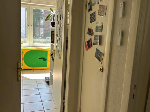 Flur mit Blick ins Zimmer - 1 Zimmer Etagenwohnung zum Kaufen in Hamburg