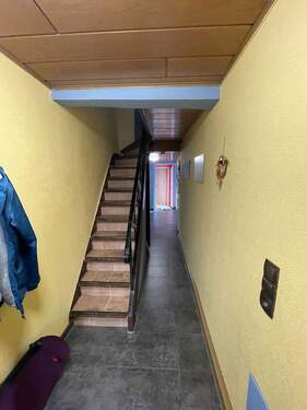 Flur EG_Treppenaufgang - 