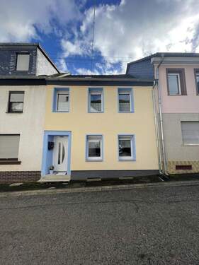 Außenansicht StraßenSeite_1 - Gemütliches Reihenmittelhaus - Energetisch saniert -