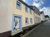 Außenansicht StraßenSeite_3 - 4 Zimmer Reihenmittelhaus in Kirn