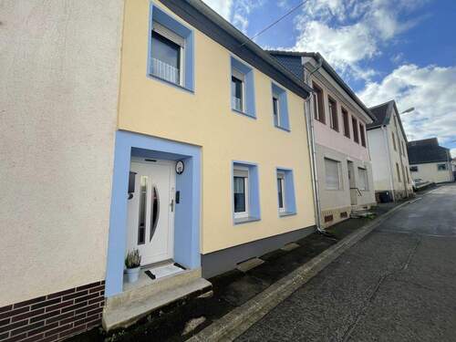 Außenansicht StraßenSeite_3 - 4 Zimmer Reihenmittelhaus in Kirn