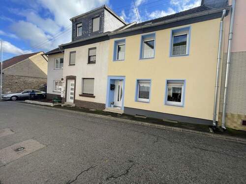 Außenansicht StraßenSeite_4 - Reihenmittelhaus mit 80,00 m² in Kirn zum Kaufen