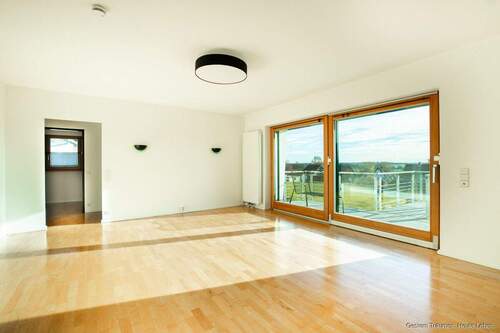 Wohn- und Esszimmer mit Zugang zum Balkon - 