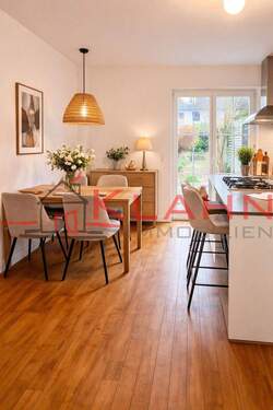 offene Wohnküche mit Blick in den Garten - 