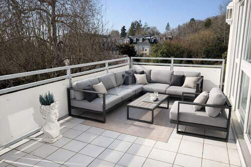 Großzügiger Balkon mit Burgblick - 