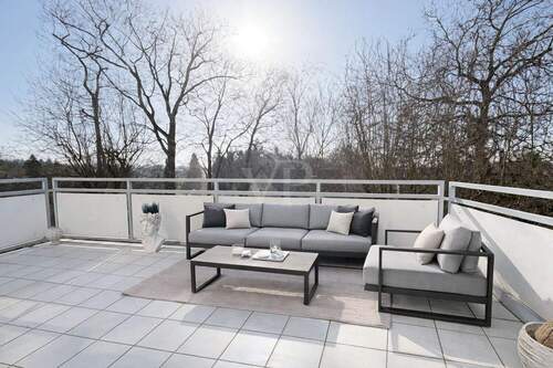 Großzügiger Balkon mit Burgblick - 