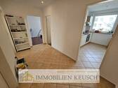 Zentraler heller Flur mit Fliesen - 3 Zimmer Etagenwohnung zum Kaufen in Bremen