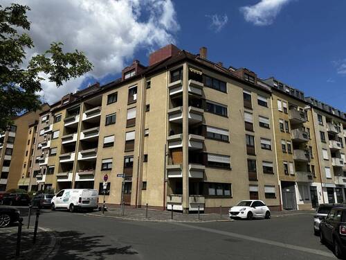 Hausansicht - 4 Zimmer Etagenwohnung zum Kaufen in Nürnberg