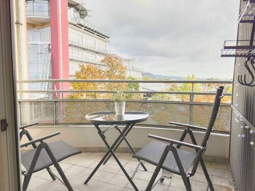 Sicht Balkon - Frisch renovierte teilmöblierte Wohnung - Zentral, praktisch und mit toller Aussicht