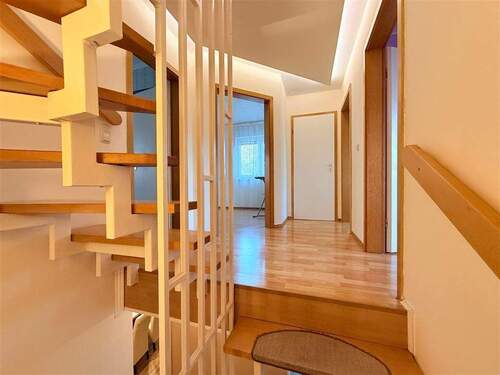 Aufstieg in 1. Etage - 