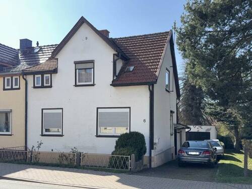 Straßenfront mit Einfahrt - 7 Zimmer Doppelhaushälfte zum Kaufen in Gotha