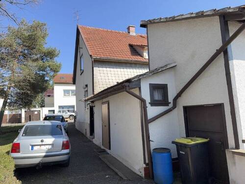 Hofseite mit Nebengebäude - Doppelhaushälfte mit 85,00 m&sup2; in Gotha zum Kaufen