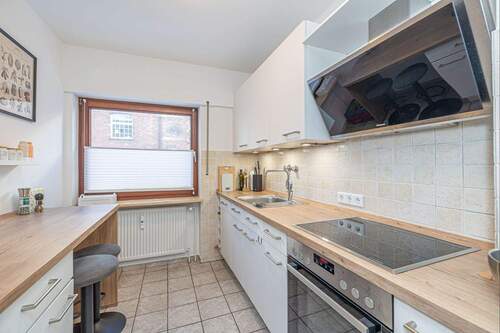 Küche mit Einbauküche - 