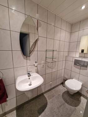 EG: zweites Badezimmer - 