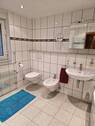 EG: großes Badezimmer mit Dusche und Badewanne - 