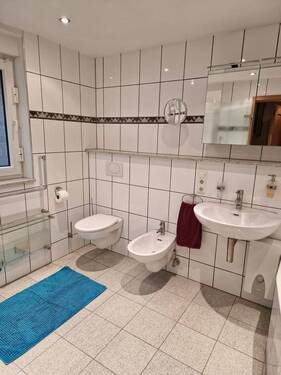 EG: großes Badezimmer mit Dusche und Badewanne - 