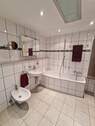 EG: großes Badezimmer mit Dusche und Badewanne - 