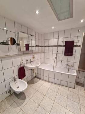 EG: großes Badezimmer mit Dusche und Badewanne - 