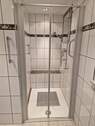 EG: großes Badezimmer mit Dusche und Badewanne - 