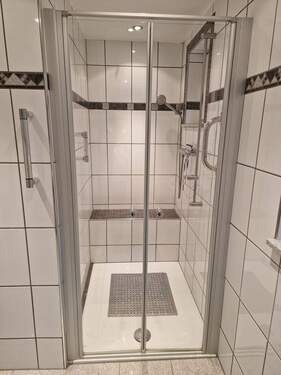 EG: großes Badezimmer mit Dusche und Badewanne - 