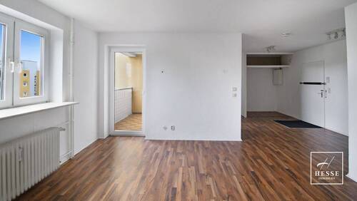 Wohnzimmer mit Balkonzugang - 2 Zimmer Etagenwohnung zum Kaufen in Berlin