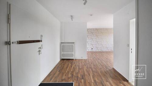 Flur mit Übergang zum Wohnzimmer - 
