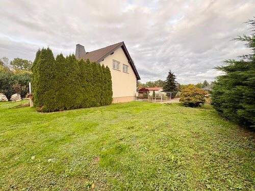 Grundstückseinfahrt - 5 Zimmer Mehrfamilienhaus, Wohnhaus in Altenburg