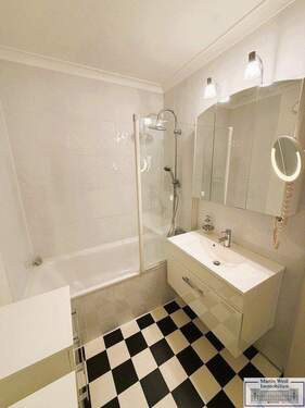 Blick in das Badezimmer - 